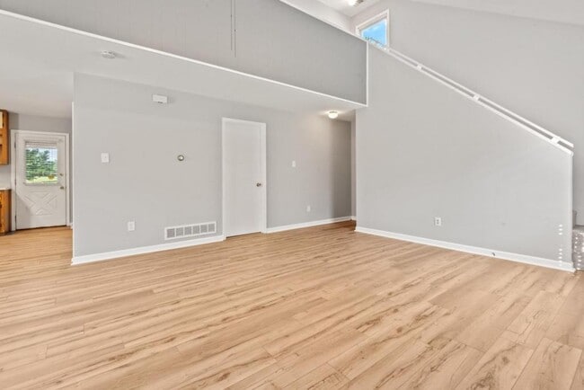 Building Photo - 648 Golfview Dr