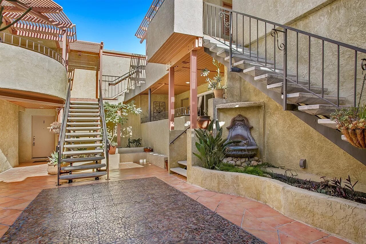 Courtyard - 2319 Curlew St