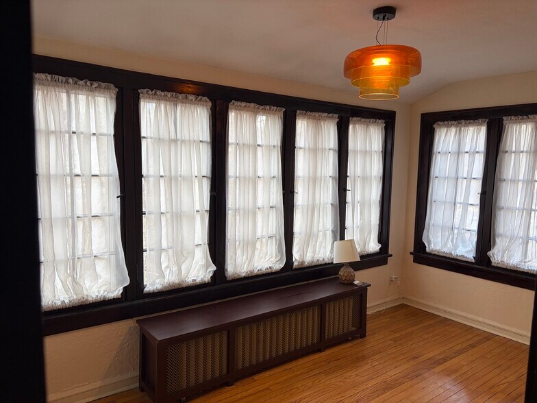 Building Photo - 1070 N Warren St