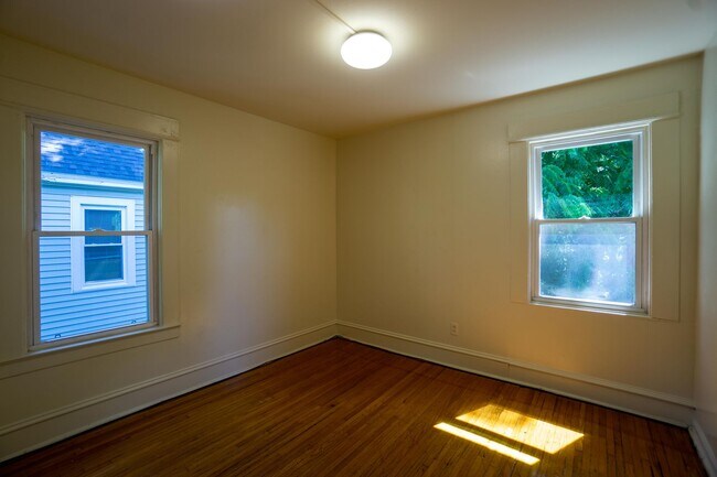 Building Photo - AVAILABLE 7/1/26 - Spacious Single Family ...
