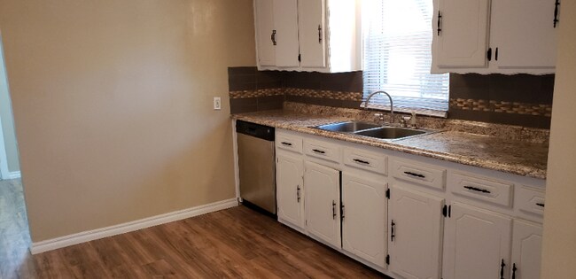 Building Photo - 1304 W Walnut Ave