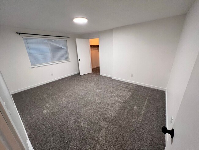 Building Photo - Duplex Must See Stunning Updated 2BR/1BA/1 car garage Avail. June 5th