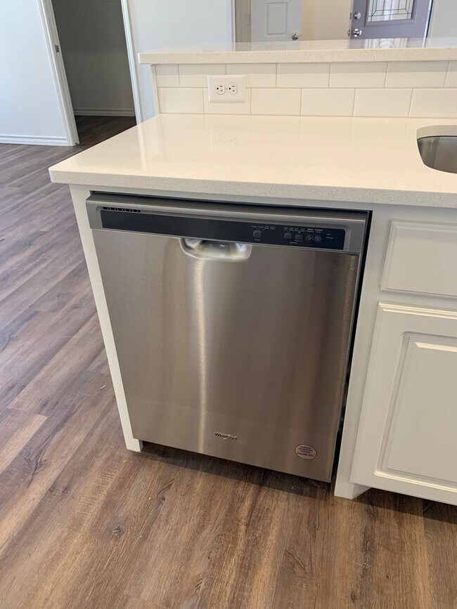 Building Photo - Brand new open concept quartz countertops