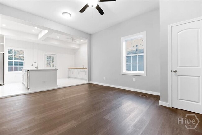 Building Photo - 318 E Waldburg St