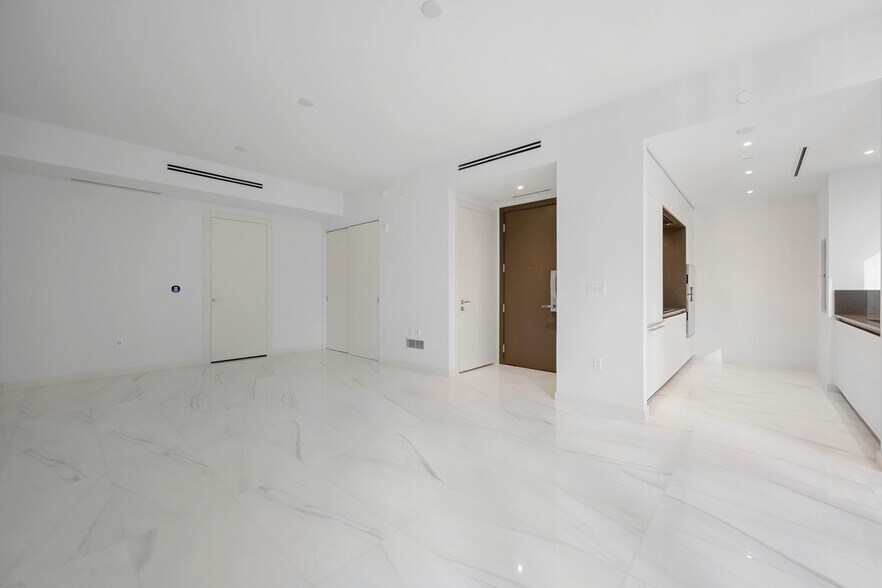 Building Photo - 300 Biscayne Boulevard Way