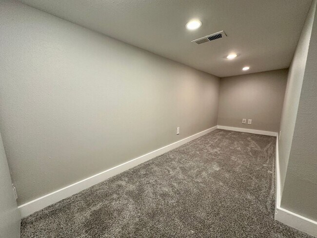 Building Photo - Come Experience the Charm of Cle Elum