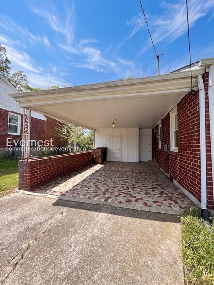 Building Photo - 3233 Southlake Dr