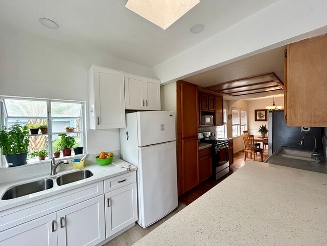 Building Photo - Spacious Beach House in South Oceanside