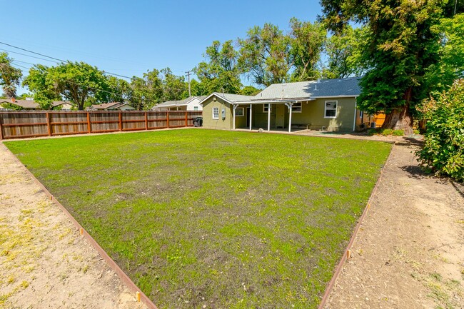 Building Photo - Remodeled La Loma Bungalow!