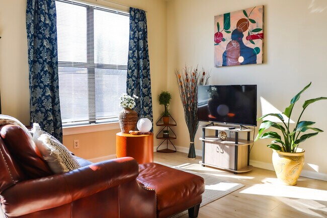 Building Photo - 898 Oak St NW