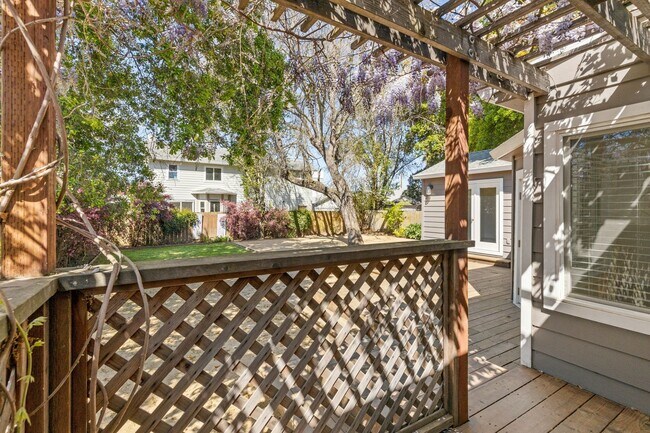 Building Photo - Charming & Spacious Single Family Home