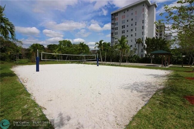 Building Photo - 2901 S Palm Aire Dr