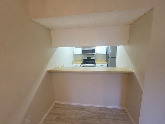 Building Photo - 7076 N Holiday Dr