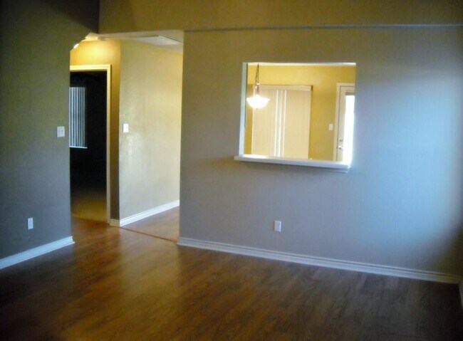 Building Photo - 1008 Balanced Rock Pl