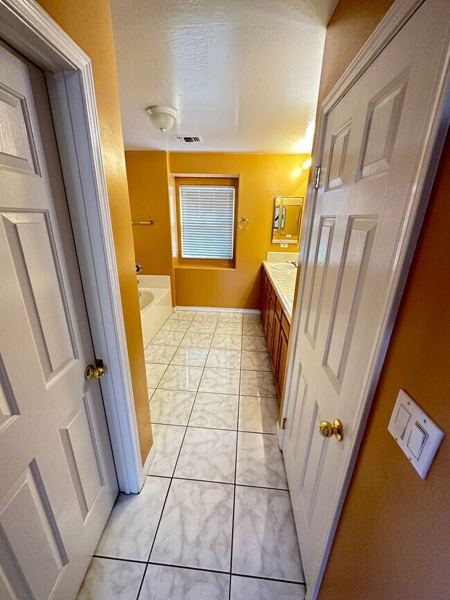 Building Photo - Charming 4-Bedroom, 3-Bathroom Home in Silver Creek