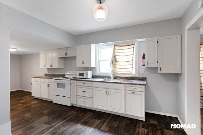 Building Photo - Charming 2BR Duplex in Salem