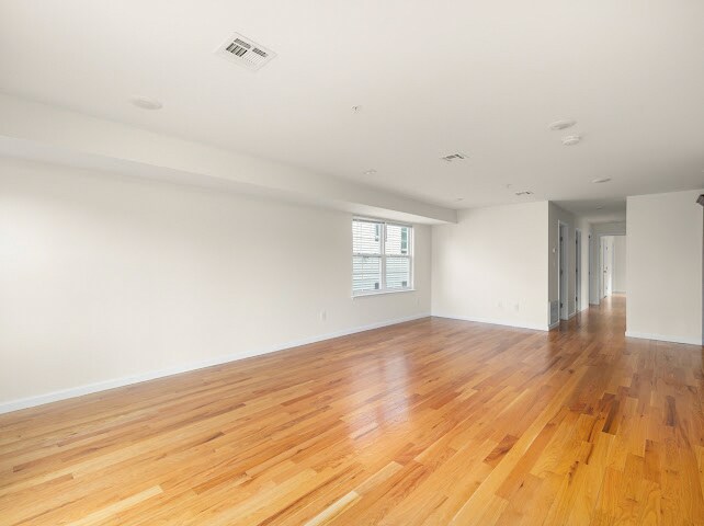 Building Photo - 682 S 19th St