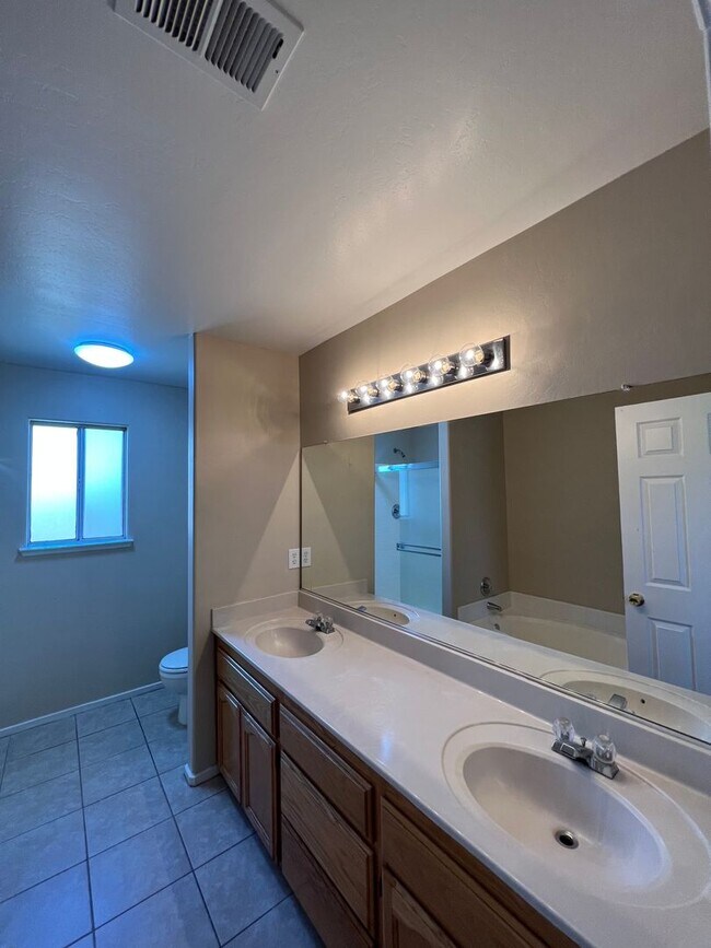 Building Photo - 2902 Tar Springs Ave