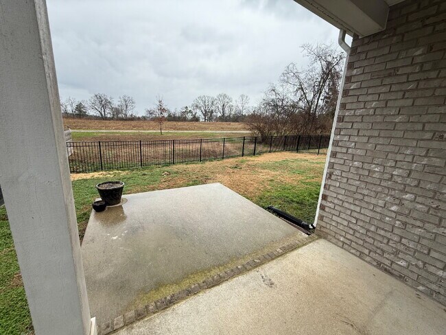 Building Photo - "Charming 3-Bedroom Retreat with 2 Baths w/bonus room and fenced yard!!