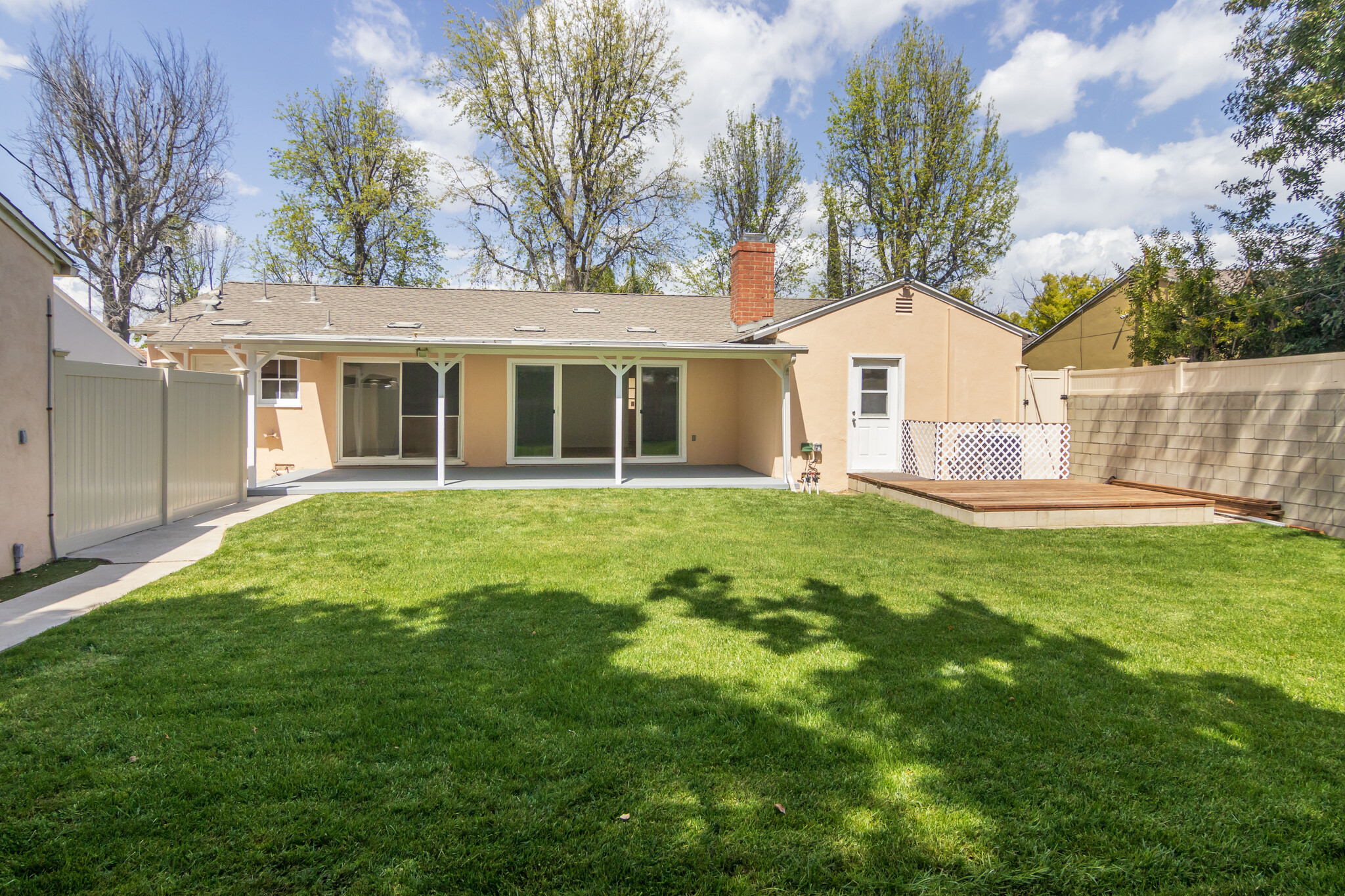 huge grassy yard - 12818 Hatteras St