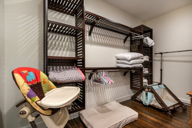 Building Photo - 1815 Lower Valley Rd