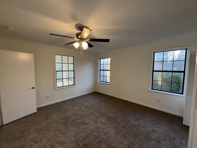 Building Photo - 3147 Shirley Dr