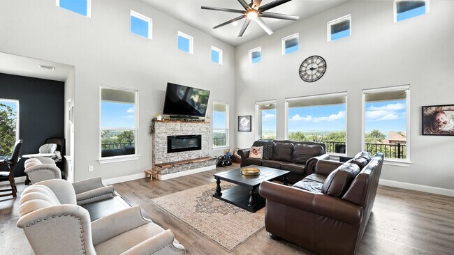 Building Photo - 2330 Sunset Ridge