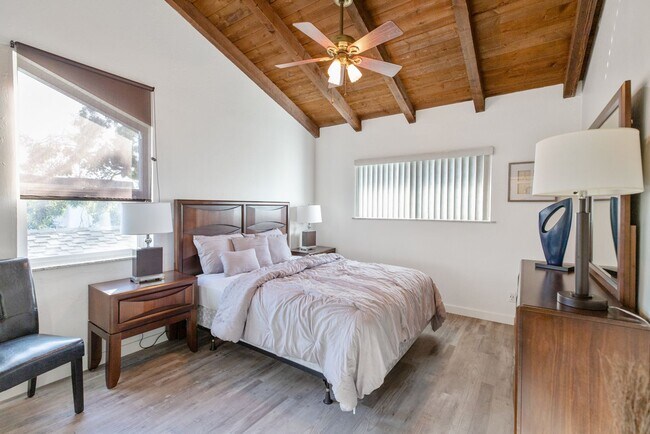 Building Photo - Highly Upgraded, Top Floor Condo in Huntin...