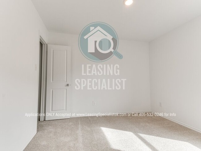 Building Photo - MOVE IN SPECIAL on This Spacious 3 Bed 2 B...