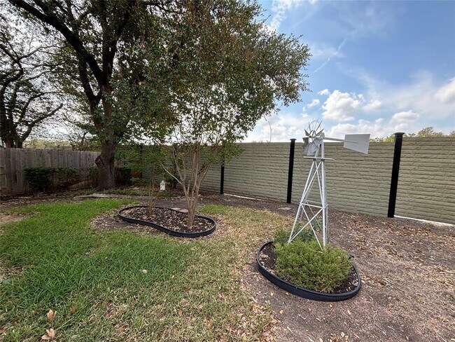 Building Photo - 1300 Leah Ln