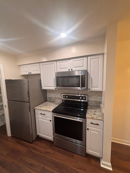 Building Photo - 6911 Victoria Dr