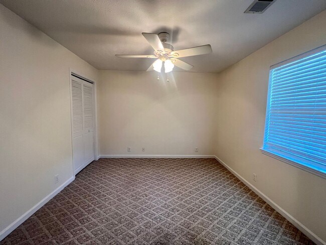 Building Photo - Longs - 1 Bedroom / 1 Bathroom Condo