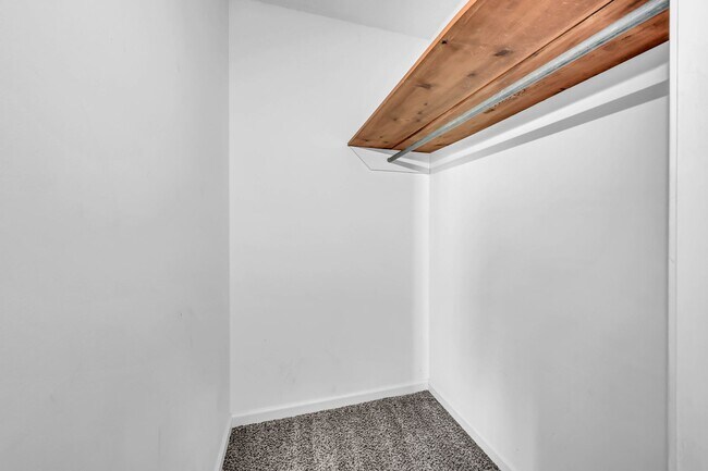 Building Photo - 171 W Regent Dr