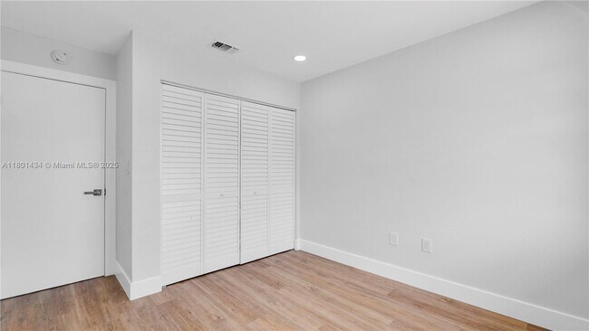 Building Photo - 2412 W 54th Pl