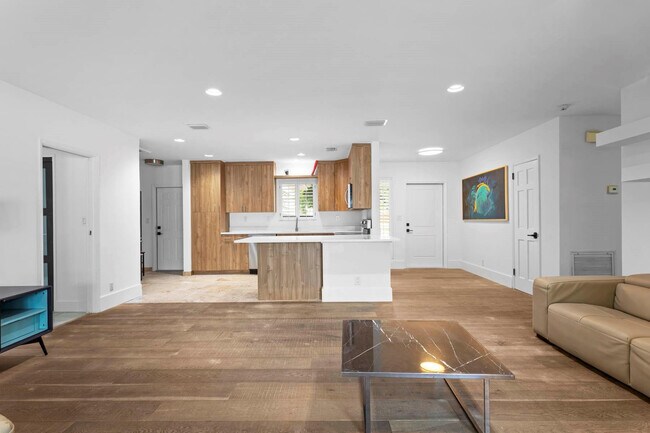 Building Photo - 715 NE 25th Ave