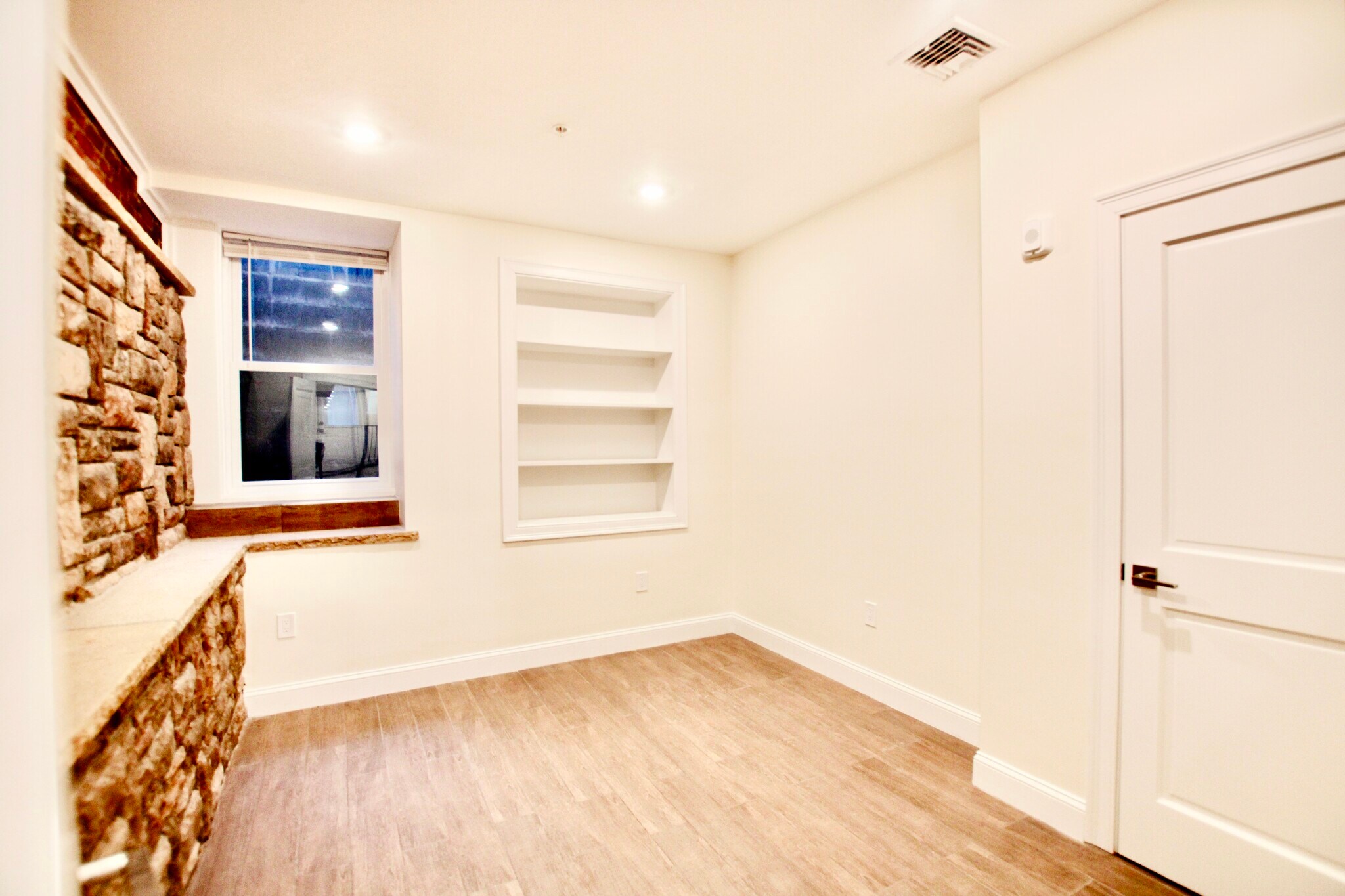 Building Photo - 1614 Beacon St