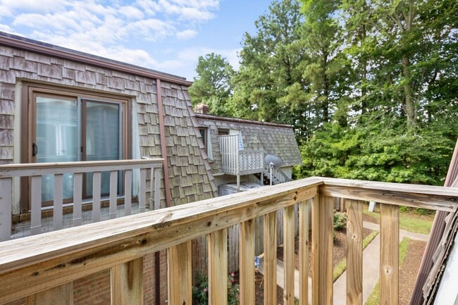 Building Photo - Fully Renovated Condo for Rent in Virginia...