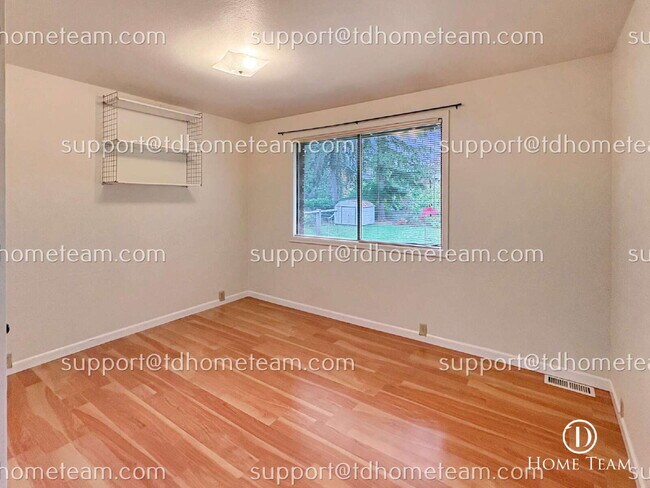 Building Photo - "Spacious 4-Bedroom Duplex with 2 Full Bat...