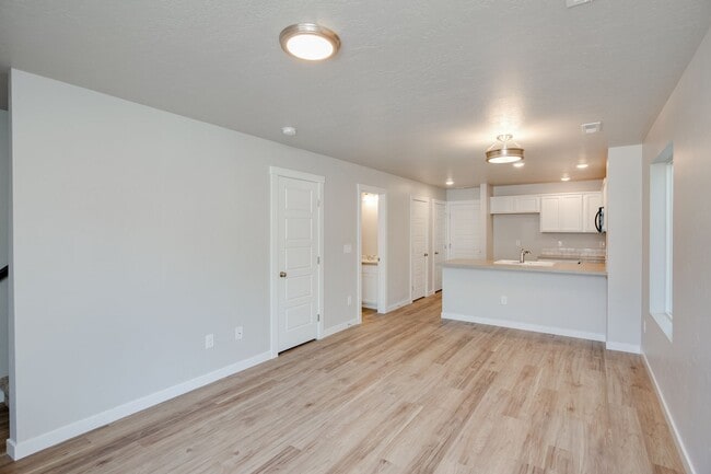 Building Photo - Beautiful, Modern 2 Bedroom Cottage Available!