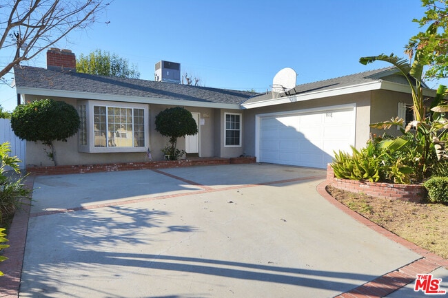 Building Photo - 9321 Donna Ave