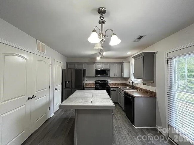 Building Photo - 4828 Lynn Lee Cir