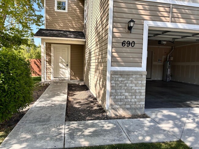 Building Photo - Ready for Move In - Cedar Creek Spacious L...