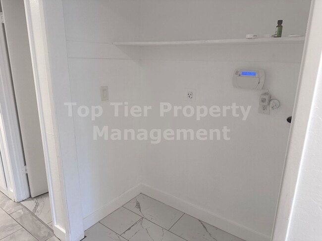 Building Photo - Very Nice 4 Bed, 2 Bath, 1,546 Sqft Concord House Available 03/15 For Lease!