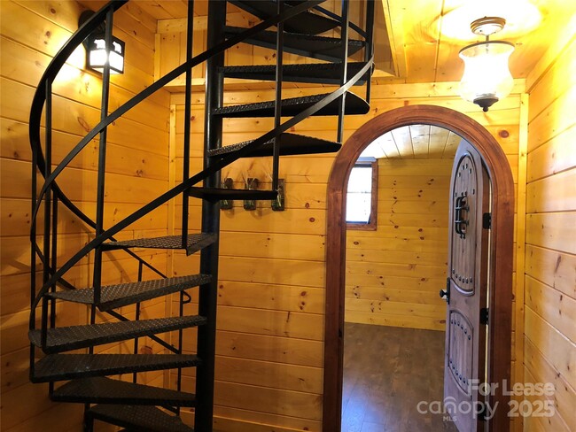 Building Photo - 1011 Lakeshore Dr