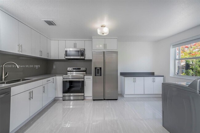Building Photo - 590 SW 23rd Ave