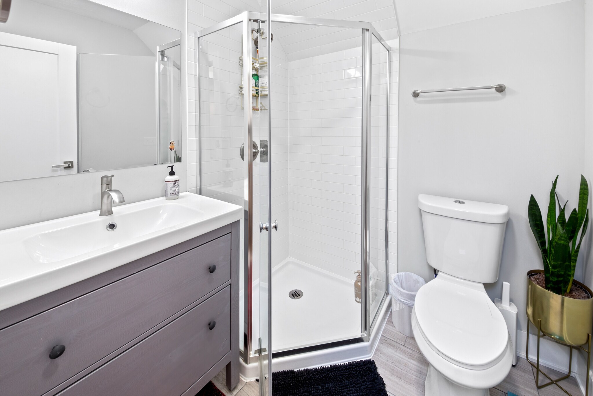 Building Photo - 2134 W Shakespeare Ave