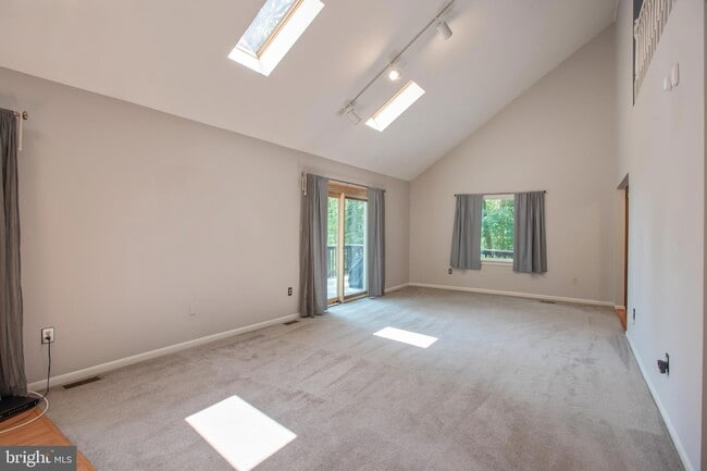 Building Photo - 1619 Summit Dr