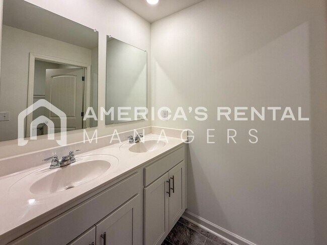 Building Photo - Move-in Special! Beautiful 5 Bed, 2 Bath h...