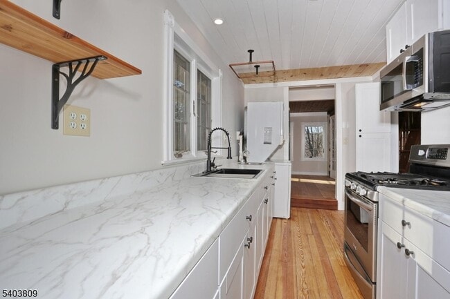 Building Photo - 140 Cupsaw Dr