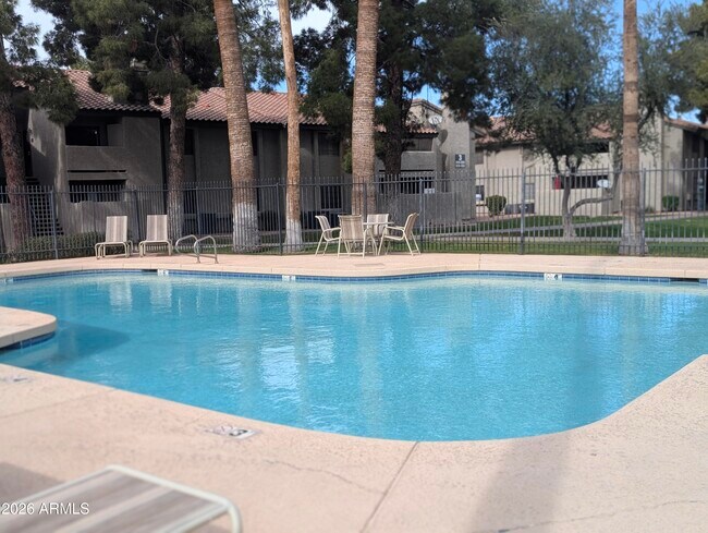 Building Photo - 533 W Guadalupe Rd